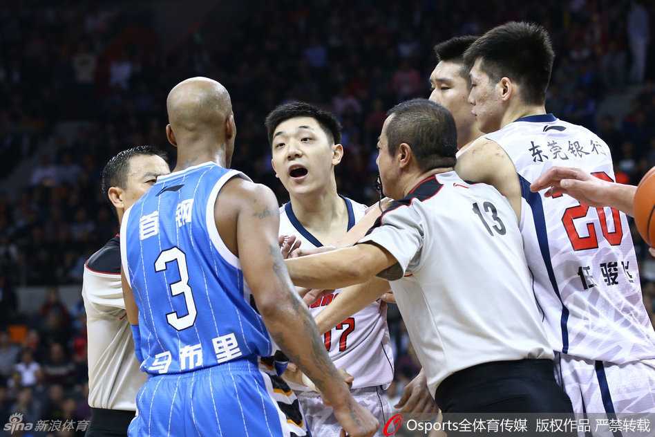 被罚出场的马布里站在场边的广告牌后，脸上挂着令人玩味的讽刺笑容，双手举起，一下一下地朝着裁判的方向鼓掌，无声地表达着内心的不满与抗议。