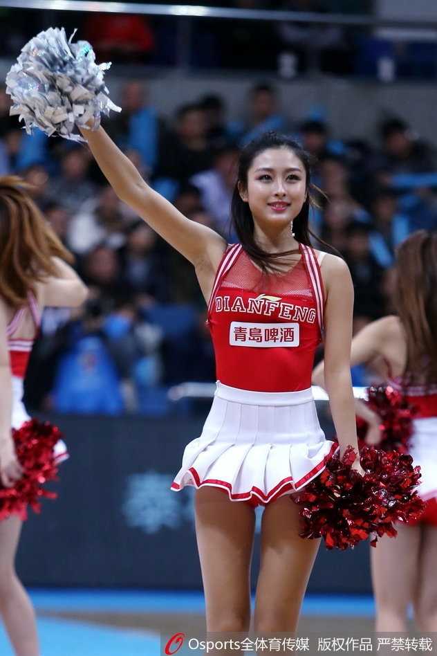 表演结束后，篮球宝贝们向观众席挥手致意，脸上洋溢着满足的笑容。她们不仅是赛场边的装饰，更是用热情和汗水诠释体育精神的表演者，值得每一位观众的尊重与掌声。