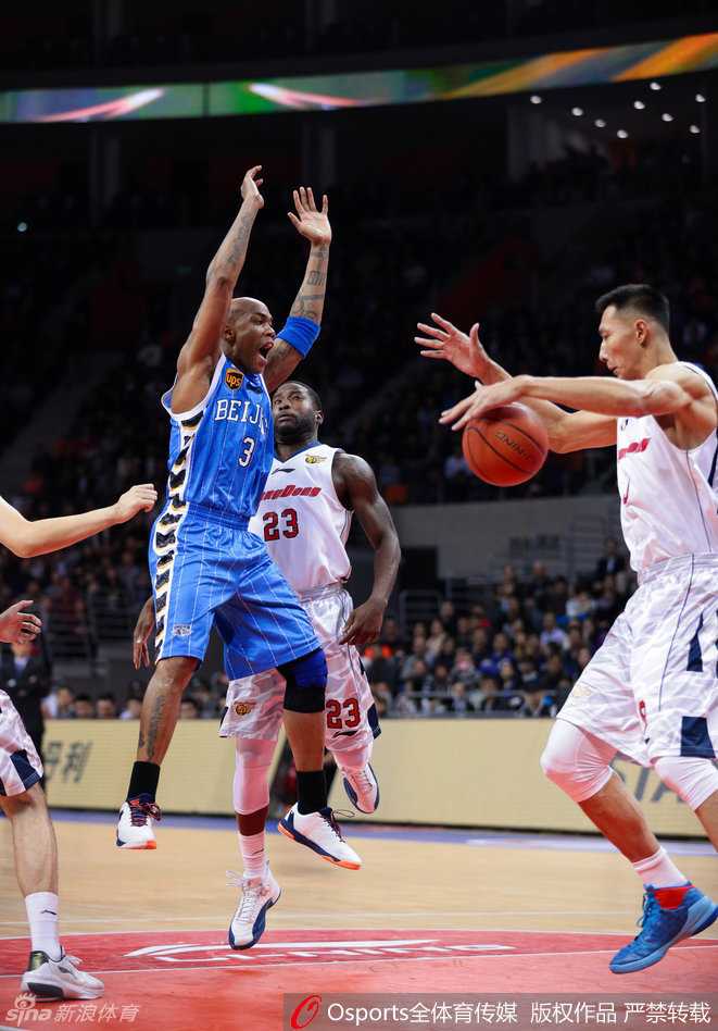 北控外援马布里在广东防线中强行突破，尽管遭遇三人合围，他依然凭借核心力量将球高高抛起，眼神中透露出对胜利的无限渴望。