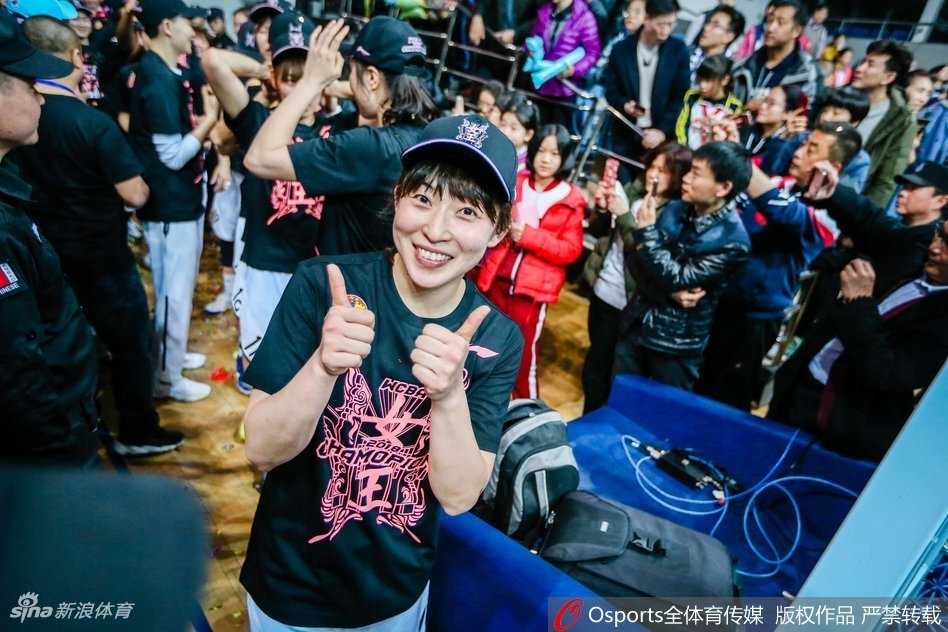 中国篮协主席姚明面带微笑，亲手将至尊鼎递到北京女篮队长手中，身后队员们早已抑制不住内心的狂喜，笑容与泪水交织，共同托举起这座沉甸甸的总冠军奖杯。