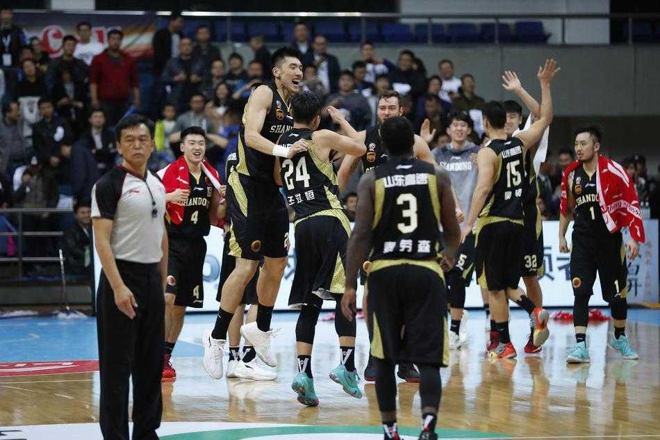 京鲁大战丁彦雨航罚球绝杀,山东客场一分险胜北京 劳森倒地瞬间送出妙传,眼神坚定,为队友创造得分机会