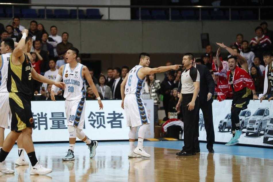 京鲁大战丁彦雨航罚球绝杀,山东客场一分险胜北京 莫泰尤纳斯在篮下遭遇北京队朱彦西和翟晓川的包夹防守,奋力起球