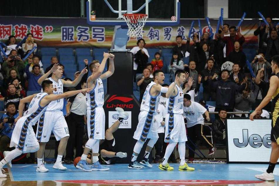 京鲁大战丁彦雨航罚球绝杀,山东客场一分险胜北京 丁彦雨航运球突破,翟晓川寸步不离贴身紧防,两人上演国家队级别锋线对决