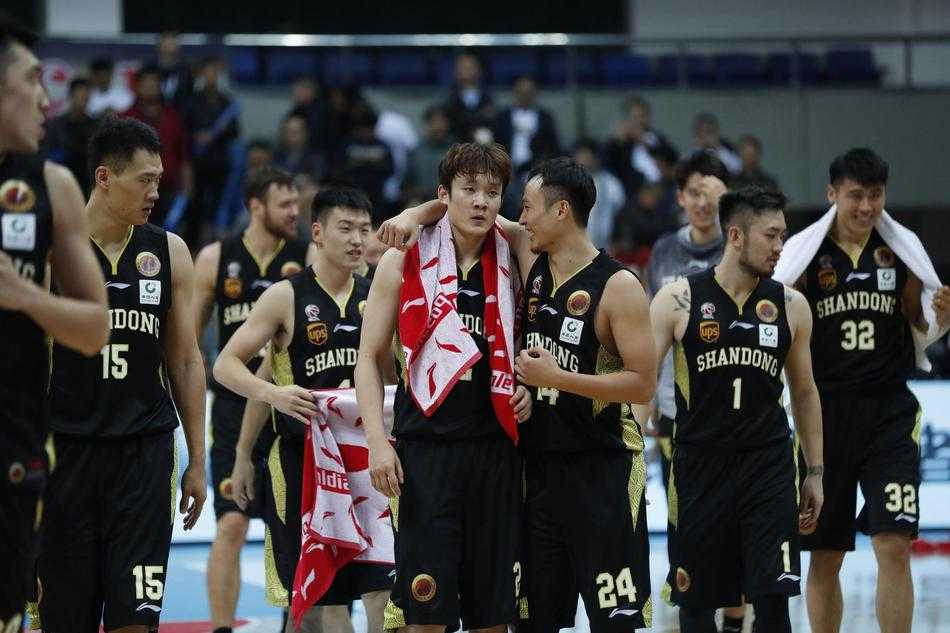 京鲁大战丁彦雨航罚球绝杀,山东客场一分险胜北京 陶汉林高高跃起,在山东队主场球迷面前完成一记势大力沉的双手灌篮