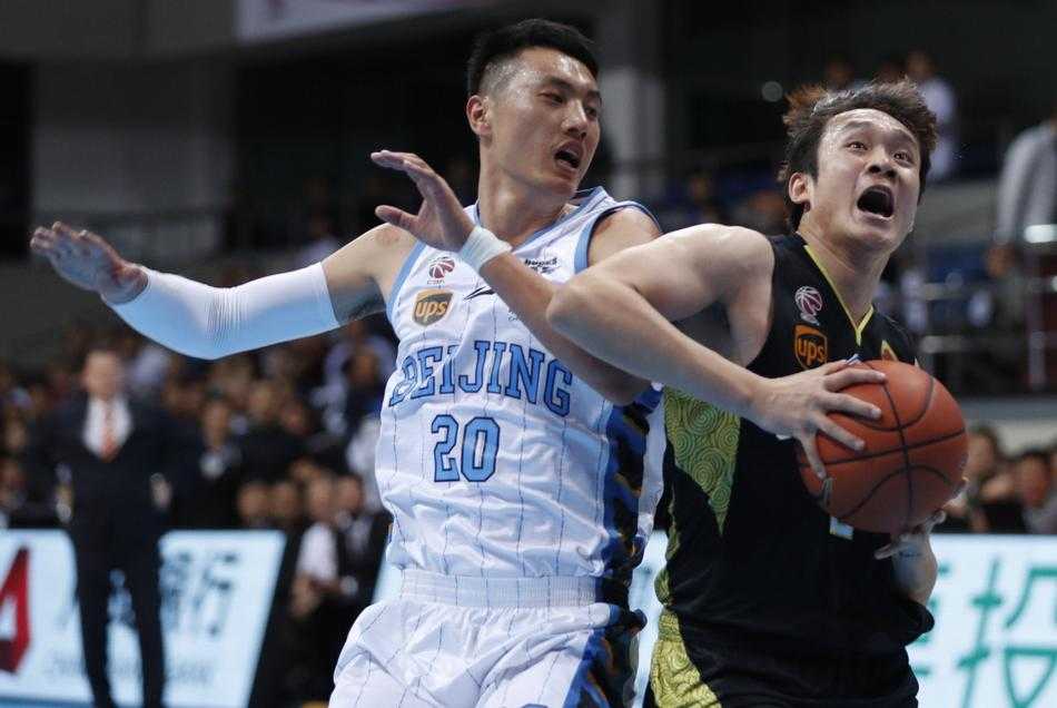 京鲁大战丁彦雨航罚球绝杀,山东客场一分险胜北京 丁彦雨航在比赛最后时刻持球发动进攻,全场目光聚焦于此,气氛紧张