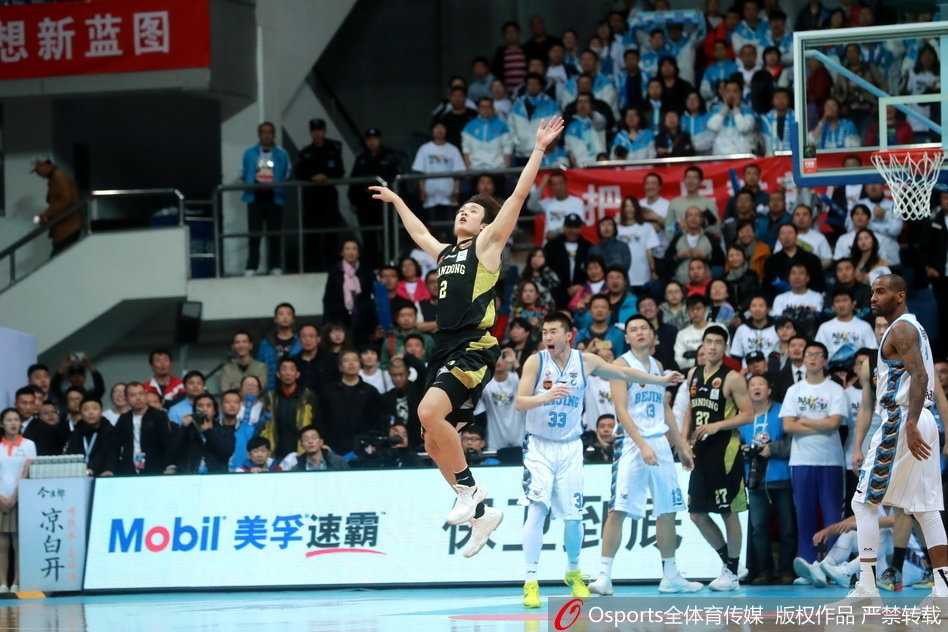京鲁大战京城蒙羞,丁彦雨航罚球准绝杀率山东客场攻陷首钢 丁彦雨航手起刀落,用一记冷血罚球在首钢主场完成准绝杀,让整个球馆瞬间鸦雀无声。