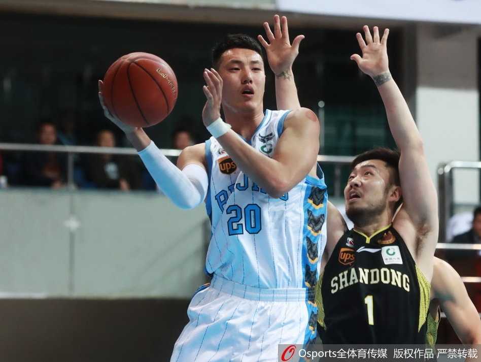 京鲁大战京城蒙羞,丁彦雨航罚球准绝杀率山东客场攻陷首钢 面对山东队的严密防守,北京队长翟晓川毫无惧色,强行突破上篮,眼神里写满了必胜的决心。