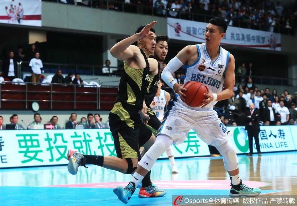 京鲁大战京城蒙羞,丁彦雨航罚球准绝杀率山东客场攻陷首钢 方硕运球穿越山东队的全场紧逼,他在本场比赛犹如一把尖刀,一次次撕开对手防线,拿下全队最高的19分。