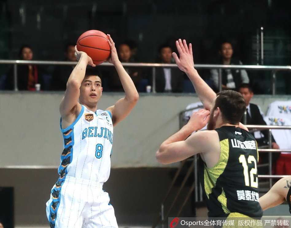 京鲁大战京城蒙羞,丁彦雨航罚球准绝杀率山东客场攻陷首钢 王骁辉今晚化身冷面杀手,三分线外张手就有,全场三分球4投全中,弹无虚发,让北京队始终保有获胜希望。