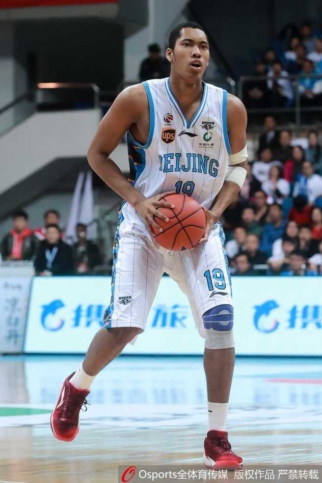 京鲁大战京城蒙羞,丁彦雨航罚球准绝杀率山东客场攻陷首钢 生死时刻,丁彦雨航在罚球线上气定神闲,两次罚球空心入网,一剑封喉,这是他全场19分里最沉重的2分。