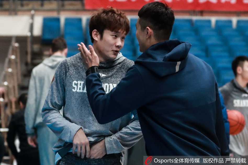 京鲁大战前温情脉脉,翟晓川与丁彦雨航训练场互动的兄弟情 训练场上的温馨一幕,翟晓川与丁彦雨航互相打闹,眼神中满是笑意