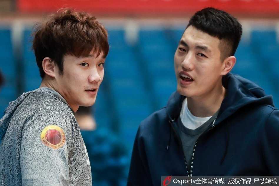 京鲁大战前温情脉脉,翟晓川与丁彦雨航训练场互动的兄弟情 丁彦雨航用手轻抚翟晓川的脸颊,翟晓川开怀大笑,画面极具喜感