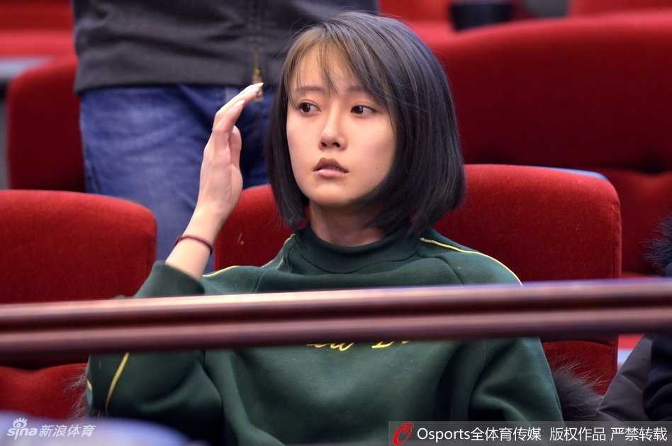 京鲁大战加时绝杀,丁彦雨航封神之夜 一位戴着可爱毛线帽子的美女球迷,双手放在嘴边作喇叭状,正在全神贯注地呐喊,仿佛要用自己的声音为场上球员注入能量。