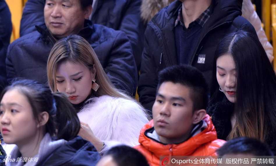 京鲁大战加时绝杀,丁彦雨航封神之夜 几位青春靓丽的女生聚在一起,身穿山东队球衣,她们面带微笑,眼神中透露出对球队满满的信心和热爱。