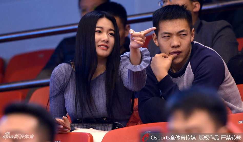 京鲁大战加时绝杀,丁彦雨航封神之夜 终场哨响,山东队险胜,一位美女球迷激动地振臂欢呼,脸上洋溢着难以言喻的喜悦与自豪,成为胜利时刻最美的风景。