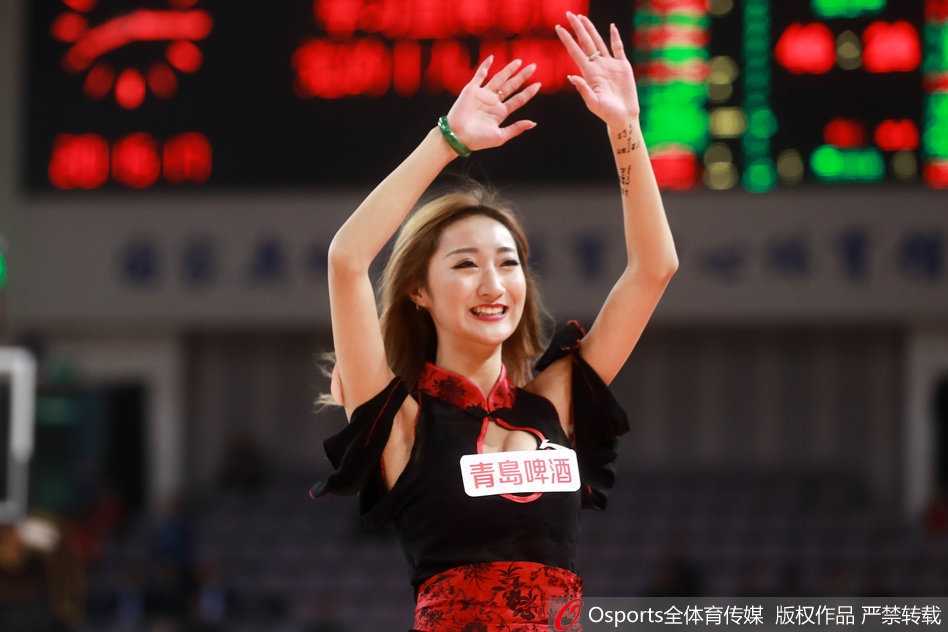 京鲁对决激情上演 篮球宝贝热舞点燃赛场 即使是简单的托腮动作,在篮球宝贝的演绎下也显得俏皮可爱,成为镜头中的最美背景