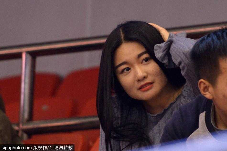 京鲁跨年大战惊现“中国版赤木晴子” 丁彦雨航化身蜘蛛侠缔造经典 比赛进入白热化阶段,一名戴着眼镜的温婉女球迷双手拢在嘴边,正在纵情呐喊助威,她脸上贴着山东队的小贴纸,清纯的气质与狂热的激情形成了极具感染力的反差萌。