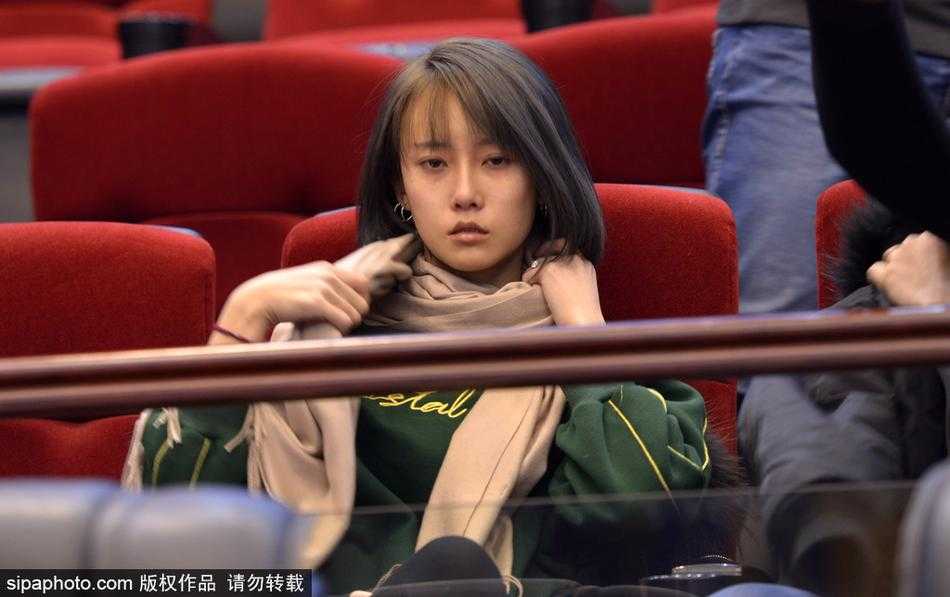 京鲁跨年大战惊现“中国版赤木晴子” 丁彦雨航化身蜘蛛侠缔造经典 赛后,一名身材高挑、穿着时髦皮草的美女球迷在人群中回眸,她手中拿着庆祝的充气棒,脸上带着满意的微笑,似乎还沉浸在刚才那场惊心动魄的逆转大战中。