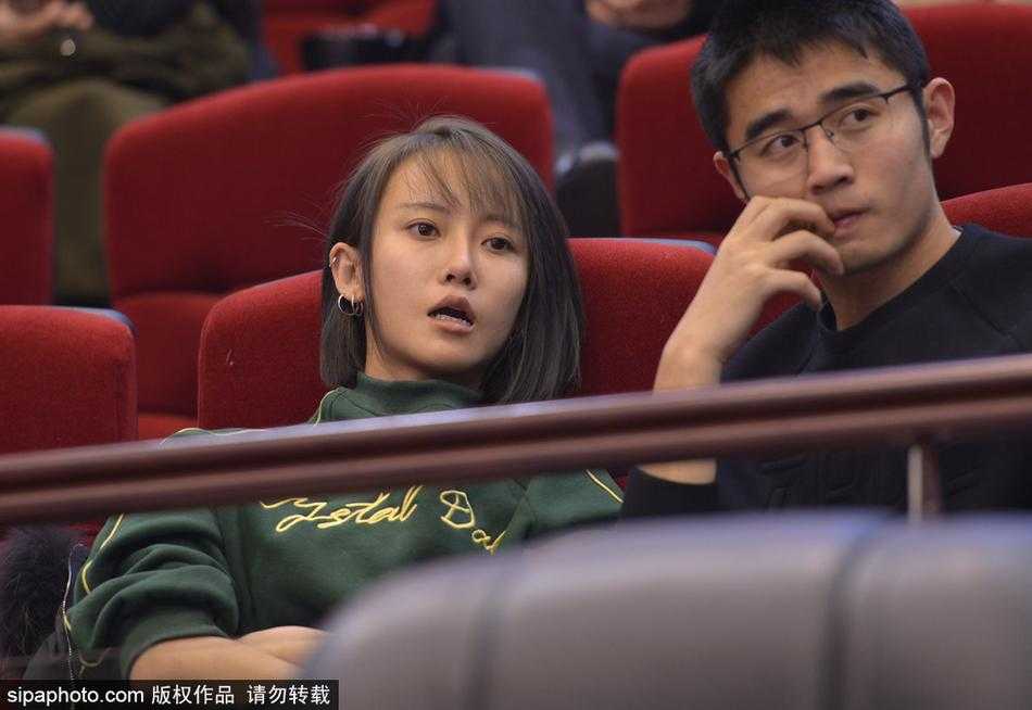 京鲁跨年大战惊现“中国版赤木晴子” 丁彦雨航化身蜘蛛侠缔造经典 加时赛山东队艰难拿下胜利,一名激动的女球迷眼眶泛红,她用手轻轻拭去眼角的泪水,这是喜悦的泪水,也是被主队拼搏精神所打动的真情流露。