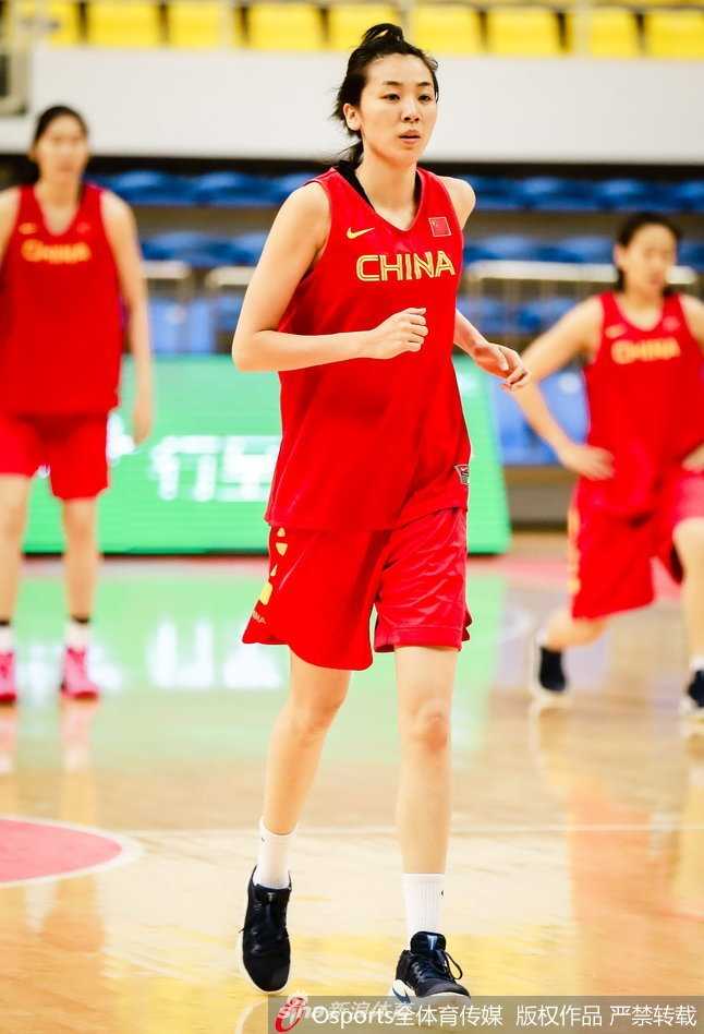 亲率女篮鏖战非洲劲旅 铁帅许利民打磨细节剑指复兴 训练中的女篮姑娘们挥汗如雨,李梦在三分线外坚决出手,皮球在空中划过一道完美的弧线。