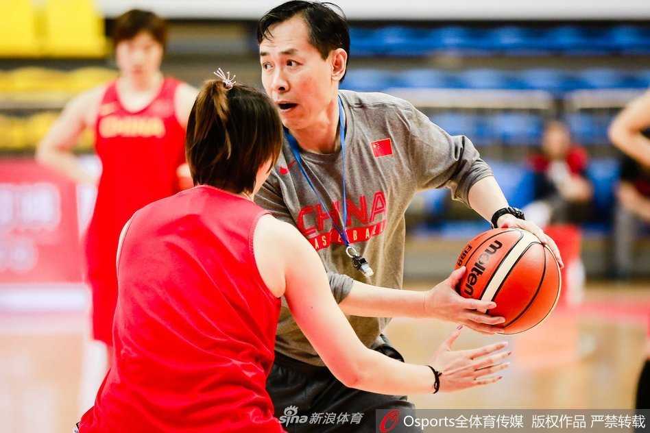 亲率女篮鏖战非洲劲旅 铁帅许利民打磨细节剑指复兴 许利民指导双手抱胸,目光如炬地紧盯场内训练,哨子挂在胸前随时准备叫停纠错。