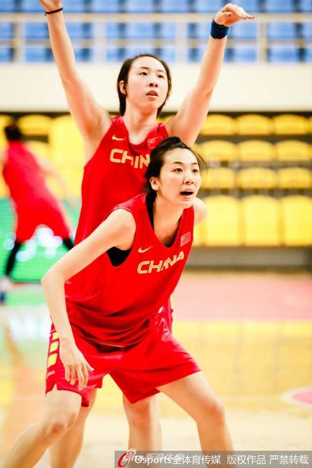 亲率女篮鏖战非洲劲旅 铁帅许利民打磨细节剑指复兴 一次成功的防守后,许利民指导用力鼓掌为弟子叫好,鼓励她们保持防守的压迫性。