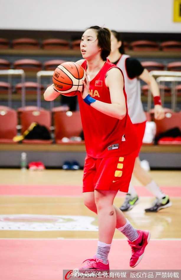 亲率女篮鏖战非洲劲旅 铁帅许利民打磨细节剑指复兴 许利民指导手持战术板,正在为内线球员李月汝讲解禁区内的卡位要诀,眼神中充满期待。