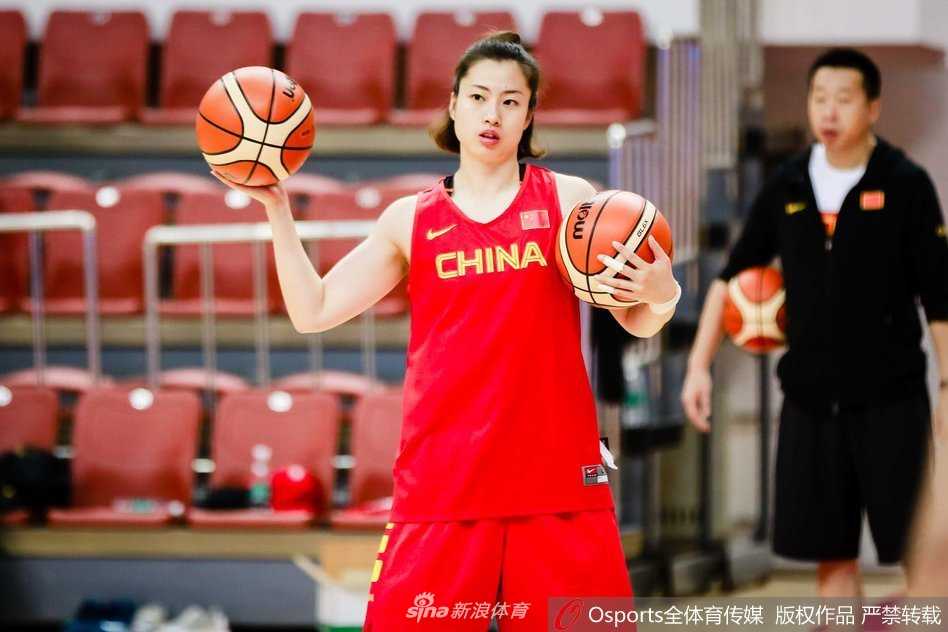 亲率女篮鏖战非洲劲旅 铁帅许利民打磨细节剑指复兴 在力量房内,女篮队员们正在进行核心力量训练,汗水浸湿了球衣,诠释着拼搏的精神。