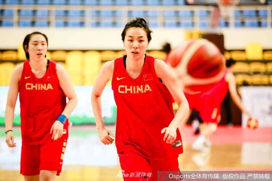 亲率女篮鏖战非洲劲旅 铁帅许利民打磨细节剑指复兴 训练结束后,队员们围成一圈,手叠在一起高声加油,团队凝聚力在呐喊声中升温。