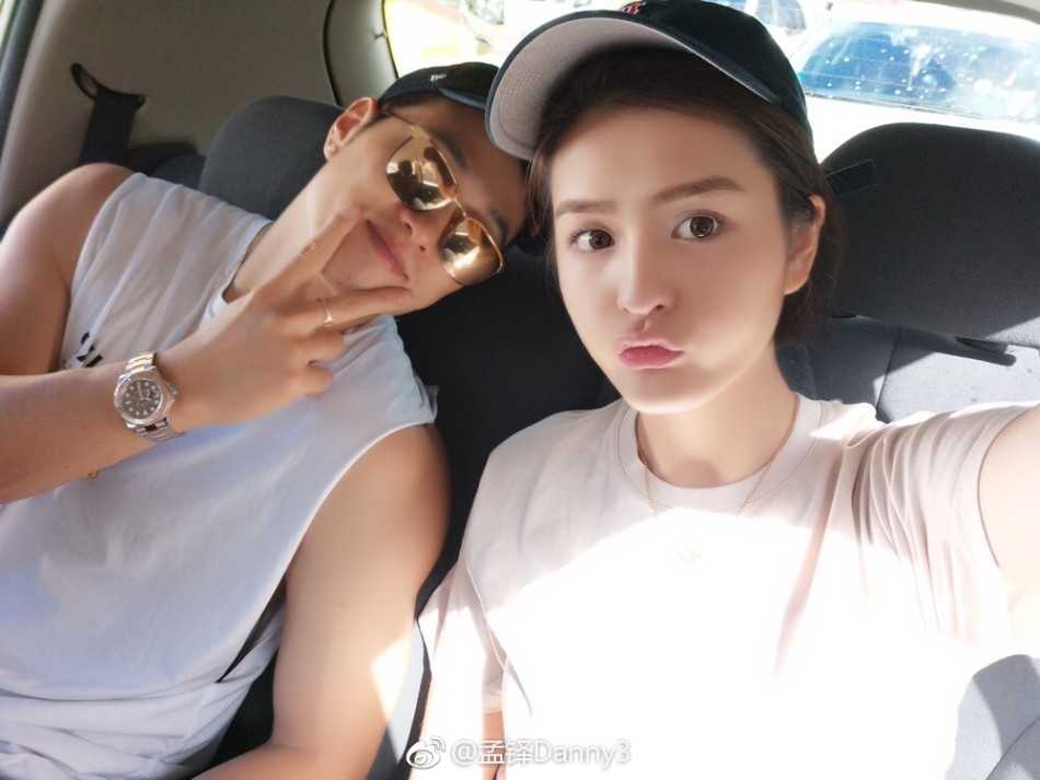 从“小韦德”到冠军领队:孟铎的篮球路与他的冠军妻子 孟铎在微博上首次公开恋情,他与女友笑容灿烂,甜蜜依偎,开启了属于他们的幸福序章。