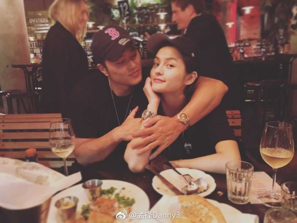 从“小韦德”到冠军领队:孟铎的篮球路与他的冠军妻子 恋情公开后的孟铎在赛场上更加充满动力,他的突破依旧犀利,仿佛要将这份甜蜜转化为球场上的无限能量。