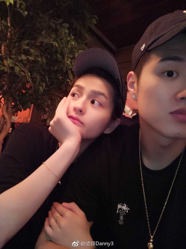 从“小韦德”到冠军领队:孟铎的篮球路与他的冠军妻子 孟铎在微博上晒出与女友的甜蜜合照,照片中两人亲密无间,眼神中流露出对彼此深深的依恋与信任。