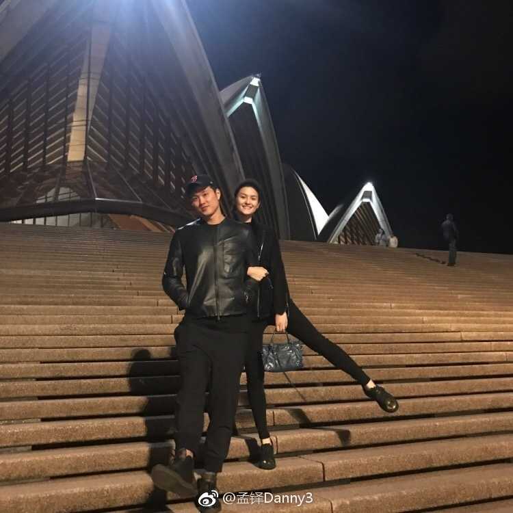 从“小韦德”到冠军领队:孟铎的篮球路与他的冠军妻子 在休闲时光中,孟铎与女友大方秀出恩爱,搞怪的互动和幸福的笑容,定格了这对篮坛眷侣最甜蜜的瞬间。