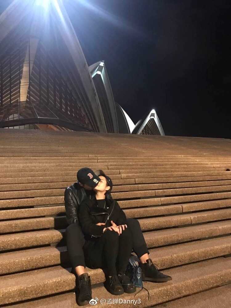 从“小韦德”到冠军领队:孟铎的篮球路与他的冠军妻子 孟铎与女友的这张合照充满了生活气息,简单的动作和温馨的场景,让人感受到这对运动员情侣纯粹而真挚的感情。