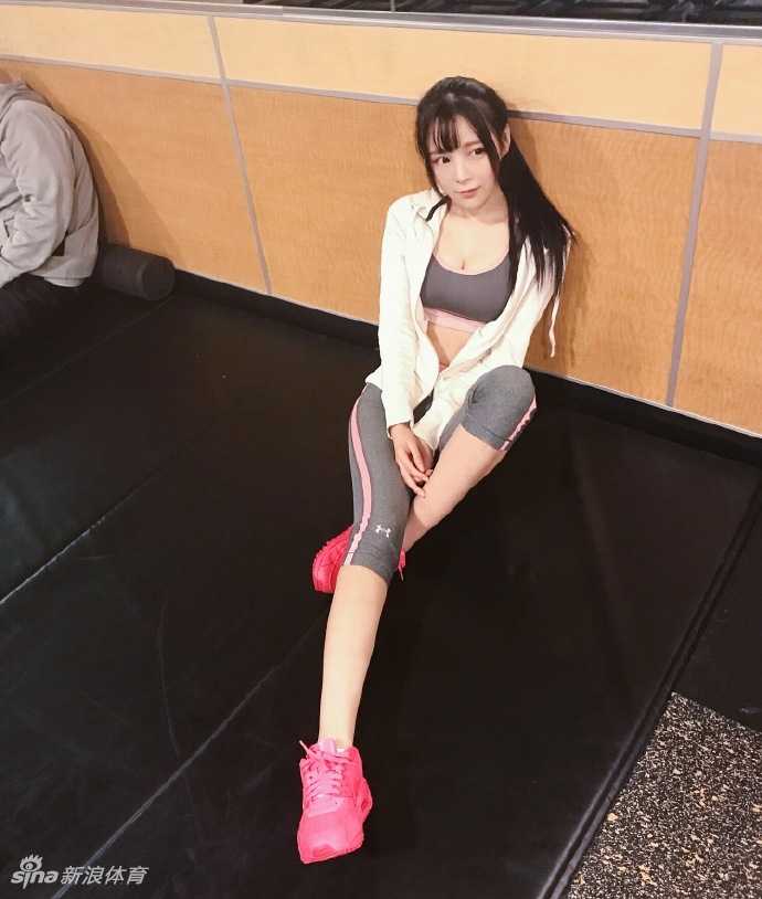 从“纸片人”到“A4腰女神”,夏木颖的健身逆袭:自律才能拥抱更美的自己 夏木颖在完成一组训练后轻松自拍,脸上洋溢着运动后的愉悦与满足,57厘米的A4腰和健康的小麦色肌肤成为她最亮眼的标志。