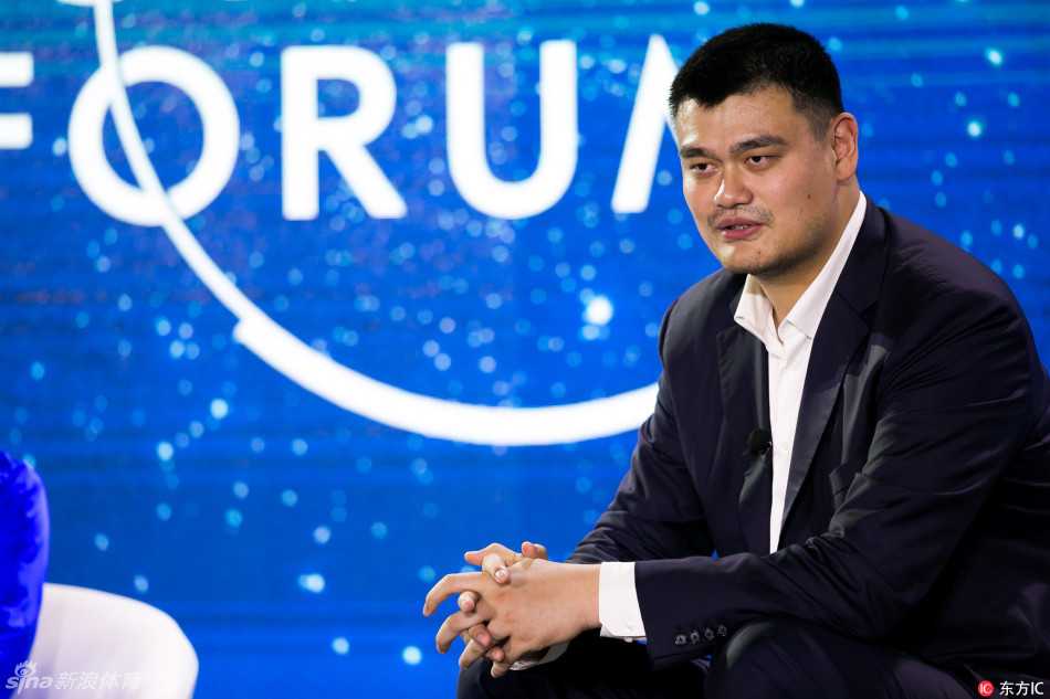 快船与黄蜂比赛的中场休息时间，姚明现身场地中央，与现场主持人轻松互动，引得全场观众欢呼鼓掌。