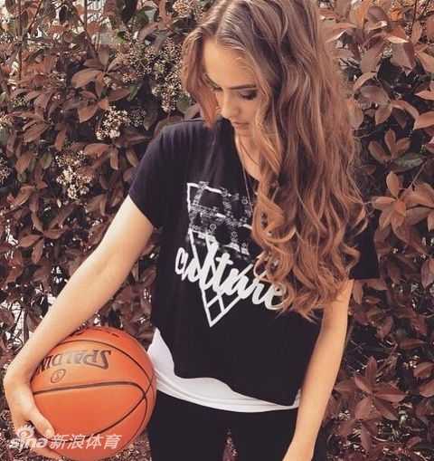 从俄亥俄走出的篮球女神:瑞秋的跨界传奇之路 在NBA全明星名人赛的聚光灯下,瑞秋身穿球衣蓄势待发,精准的投篮姿势让人瞬间回想起她高中时期叱咤风云的得分王风采。