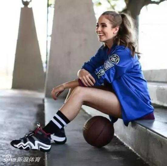 从俄亥俄走出的篮球女神:瑞秋的跨界传奇之路 瑞秋以NBA女主播的身份在场边进行采访,她手持话筒,专业而优雅,与身后巨大的球场形成一幅力与美完美结合的画面。