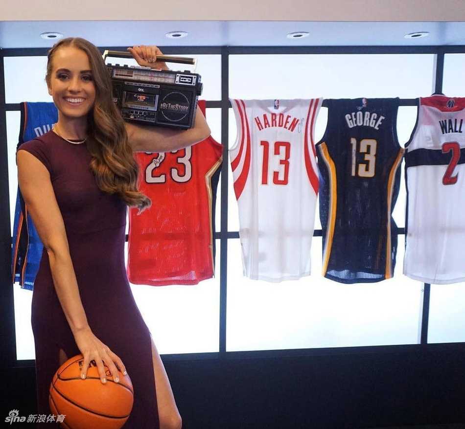 从俄亥俄走出的篮球女神:瑞秋的跨界传奇之路 瑞秋身着休闲运动装,回眸瞬间,阳光洒在她洋溢着自信笑容的脸庞上,仿佛定格了篮球场边最美好的时光。