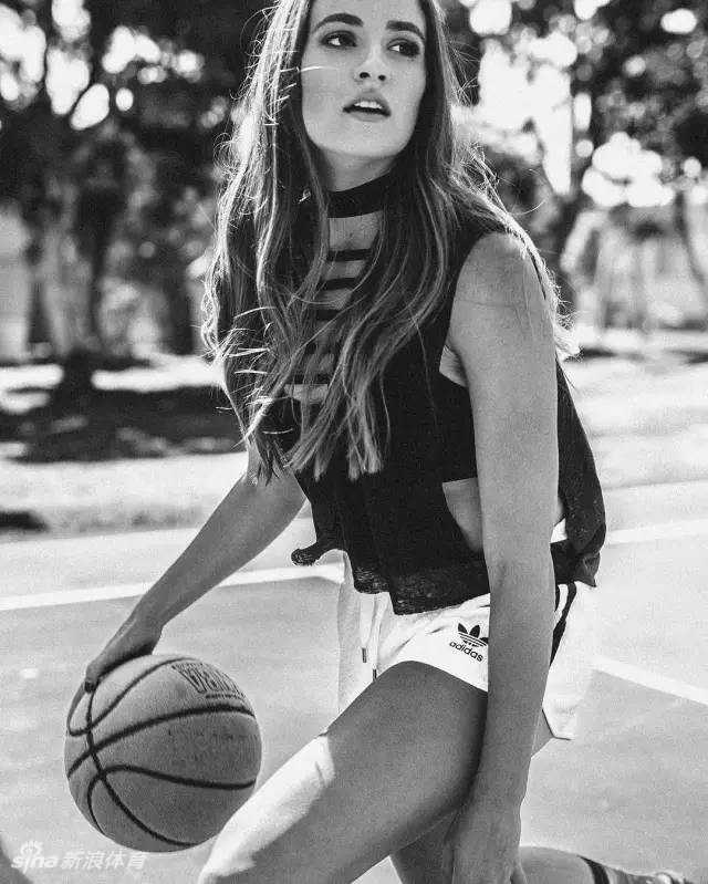 从俄亥俄走出的篮球女神:瑞秋的跨界传奇之路 瑞秋与男友罗伯森甜蜜合影,她身穿休闲外套,依偎在男友身旁,脸上洋溢着幸福的笑容,展现着赛场之外柔情的一面。