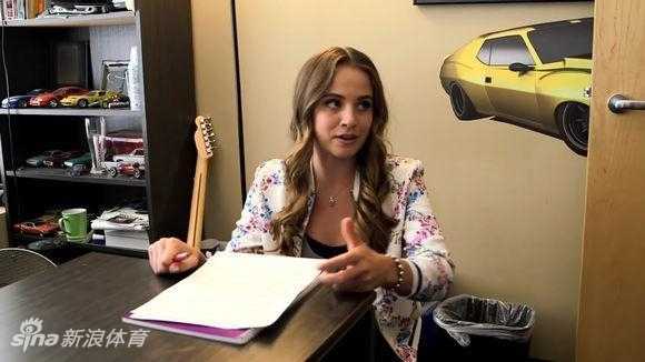 从俄亥俄走出的篮球女神:瑞秋的跨界传奇之路 球场上的瑞秋目光如炬,正进行持球进攻,她扎实的运球功底和专注的神情,让人完全相信她曾是叱咤风云的校队得分王。