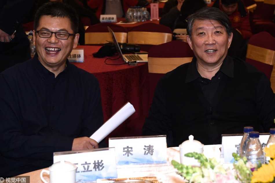 签约仪式上，宫鲁鸣与安徽文一俱乐部负责人交换文本后，双手紧握聘书，他面带微笑，对着镜头展示这份意义非凡的合作协议。