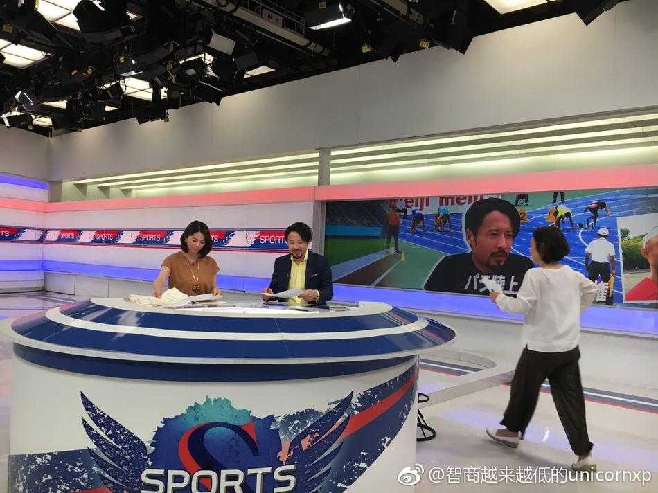 从富山走出的混血前锋:八村塁与他的领路人田卧勇太 身穿日本国家队白色战袍的八村塁,目光如炬,凝视着远方,仿佛在看向日本篮球光明的未来。