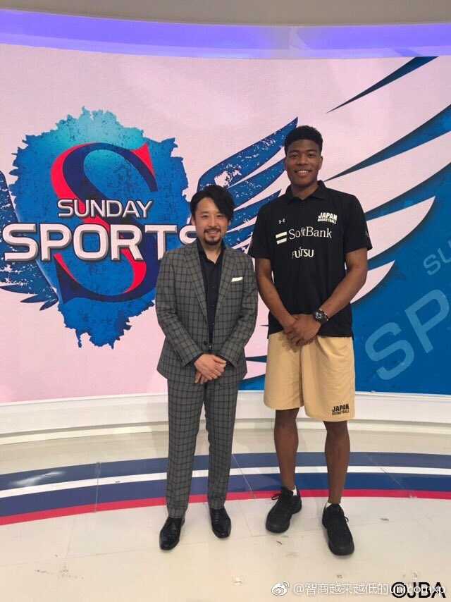 从富山走出的混血前锋:八村塁与他的领路人田卧勇太 在NHK的演播厅里,八村塁与前辈田卧勇太并肩而坐,两人目光交汇,微笑中传递着日本篮球跨越时代的信任与嘱托。