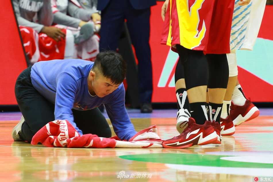 从少林武僧到CBA名人堂擦地工:孟飞的极速人生 孟飞退回到场边的座位上,双腿并拢,身体前倾,手里依然紧紧攥着那条折叠整齐的毛巾,像一位蓄势待发的短跑运动员,随时准备为了赛场安全再次冲向场地中央。
