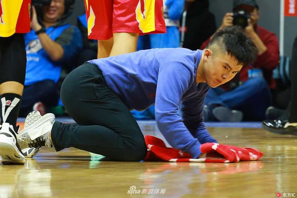 从少林武僧到CBA名人堂擦地工:孟飞的极速人生 完成使命的孟飞迅速起身撤离场地,膝盖上的护膝因常年跪地而磨损发白,他弓着腰、迈开弓步,眼睛依然警惕地盯着场内,时刻准备下一次冲刺。