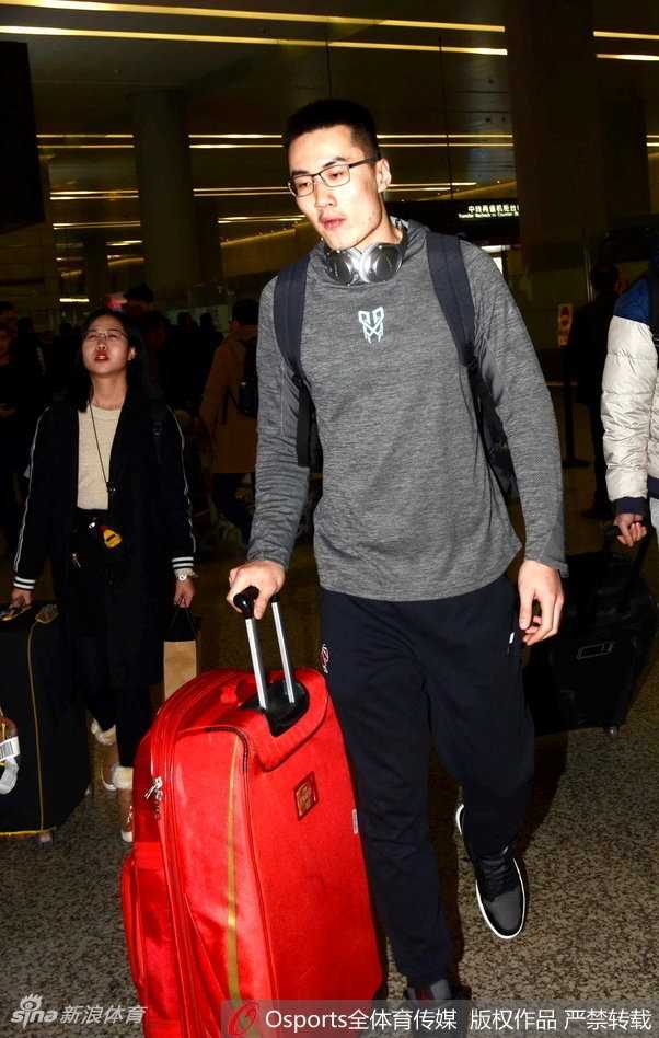 镜头拉远，李学林的身影融入机场往来的人群中，他刚刚结束一段作为客队球员的旅程，而上海，永远是他职业生涯中难忘的一站。