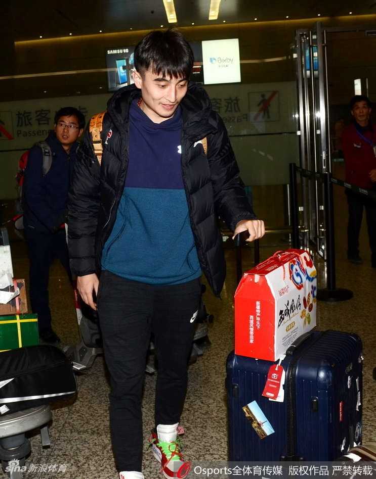 身披战袍的‘寂寞大神’弗雷戴特面带微笑，俯身为热情的上海球迷在纪念品上签名，眼神中流露出对球迷支持的感谢。