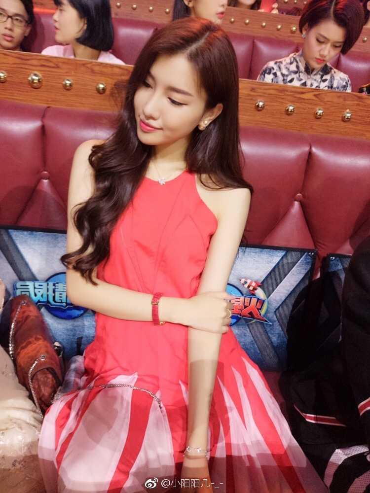 从模特到珠宝设计师:郭艾伦前女友马阳阳的华丽蜕变 马阳阳扎着丸子头俏皮地看向镜头,五官立体深邃如同混血娃娃,皮肤吹弹可破尽显青春活力