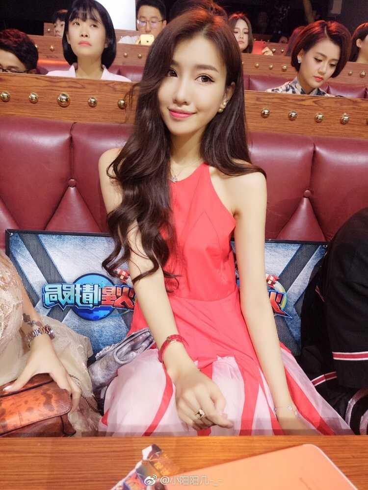 从模特到珠宝设计师:郭艾伦前女友马阳阳的华丽蜕变 马阳阳穿着简约的黑色吊带装,面对镜头露出温婉治愈的微笑,肤色白皙气质优雅,尽显女神风范